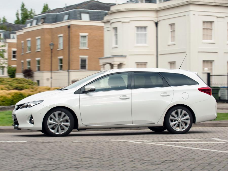  Toyota Auris Touring Sports Hybrid 2013 года  (UK) (фото 22 из 25)